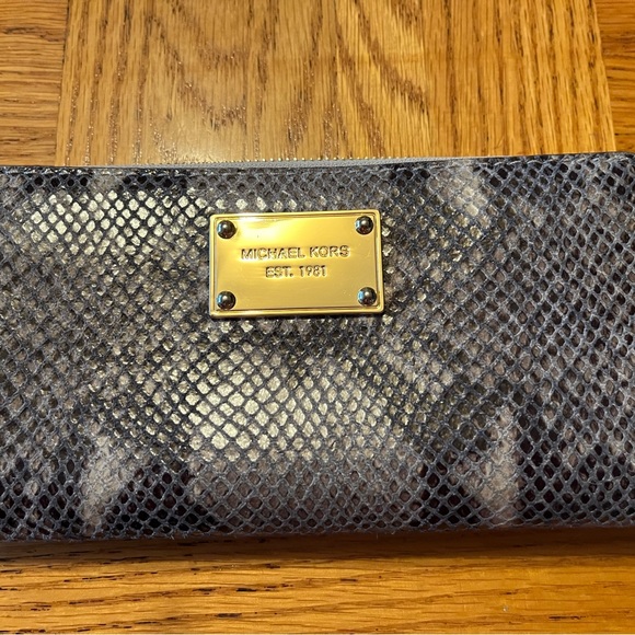 🍁Like New Michael Kors Wallet🌲 - Picture 1 of 16